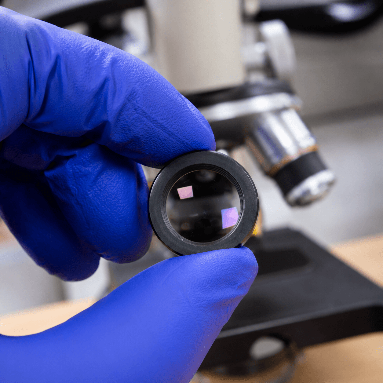 Microscopio en proceso de calibración metrológica